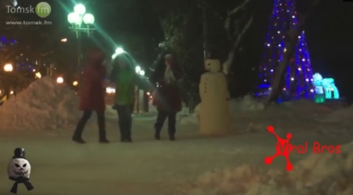 В новогодние праздники этот снеговик пугал Томичей на Новособорной