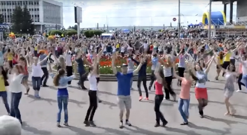 Танцевальный флэшмоб в Томске 12.06.2013 (красивый клип)